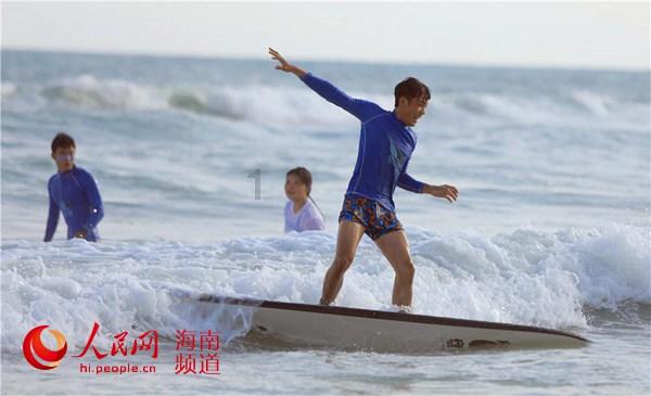 小姐姐去银行取钱，还带了两只狗保镖，霸气侧漏啊！